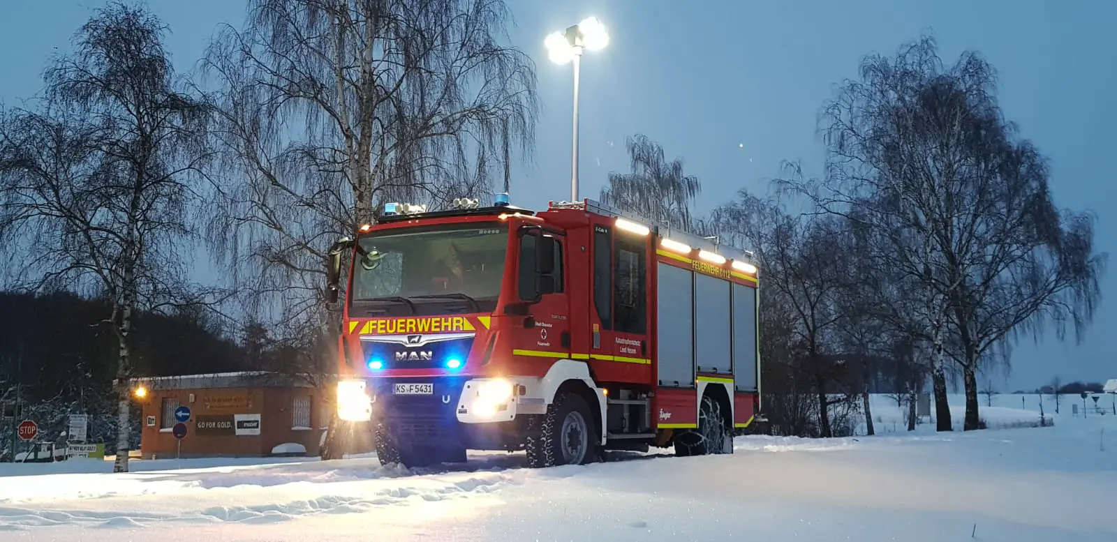 Löschfahrzeug der Freiwilligen Feuerwehr Hertingshausen im Schnee auf dem Verkehrsübungsplatz.