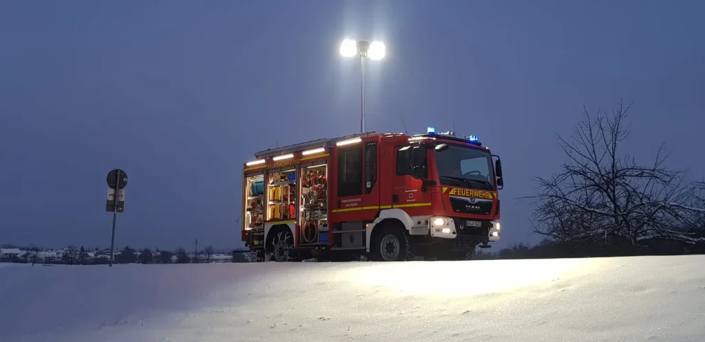 Löschfahrzeug der Freiwilligen Feuerwehr Hertingshausen bei einer Andämmung im Schnee.