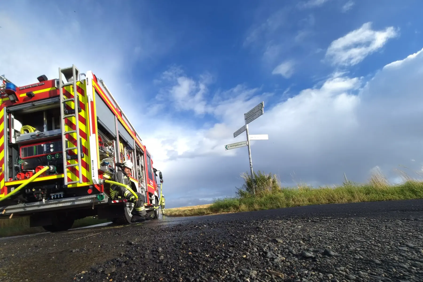 Löschfahrzeug der Feuerwehr Hertingshausen auf dem Feldweg.
